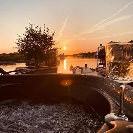Botel Hafen Oase - 2 Hausboote, 2 Whirlpool, 1 Sauna, Wellness Leverkusen