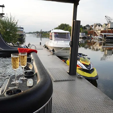 船上ホテル Hafen Oase - 2 Hausboote, 2 Whirlpool, 1 Sauna, Wellness レバークーゼン