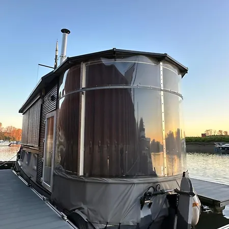 Hafen Oase - 2 Hausboote, 2 Whirlpool, 1 Sauna, Wellness Botel