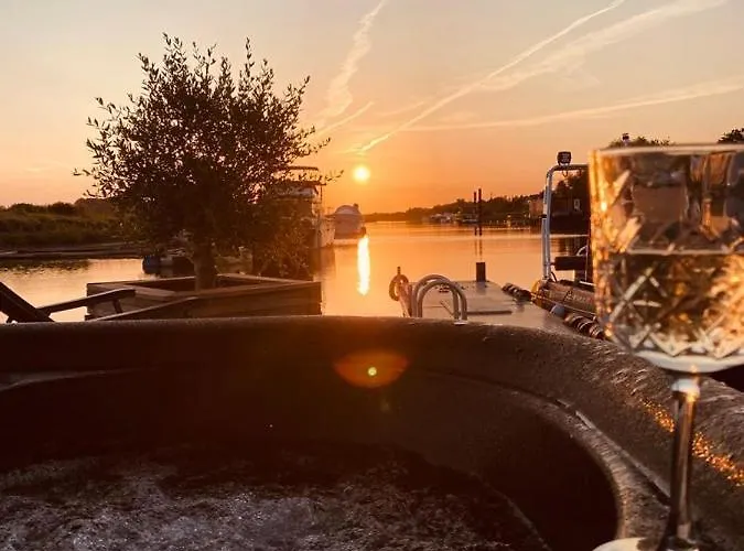 船上ホテル Hafen Oase - 2 Hausboote, 2 Whirlpool, 1 Sauna, Wellness レバークーゼン