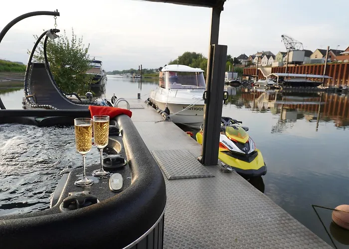 Ботель Hafen Oase - 2 Hausboote, 2 Whirlpool, 1 Sauna, Wellness Леверкузен